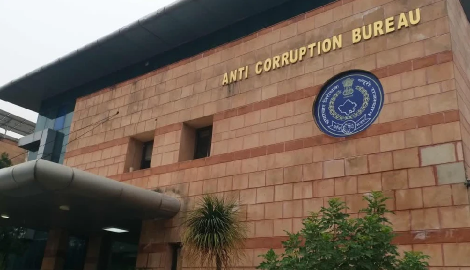 ACB की कार्रवाई : जयपुर में बीएड कॉलेज निदेशक और भिवाड़ी में संविदा कर्मी घूस लेते हुए गिरफ्तार