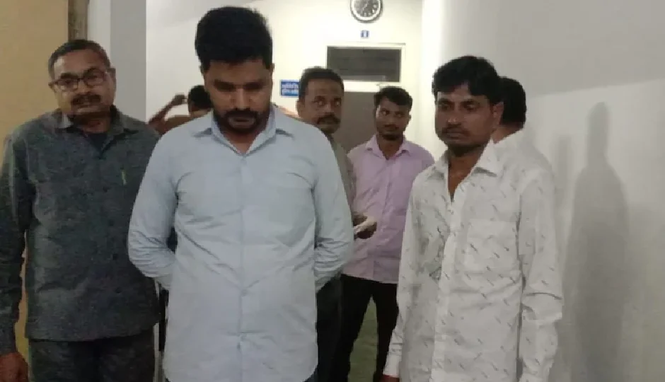 8000 रुपये की रिश्वत लेते VDO को ACB ने दबोचा, इससे पहले भी ले चुका था 10 हजार की घूस