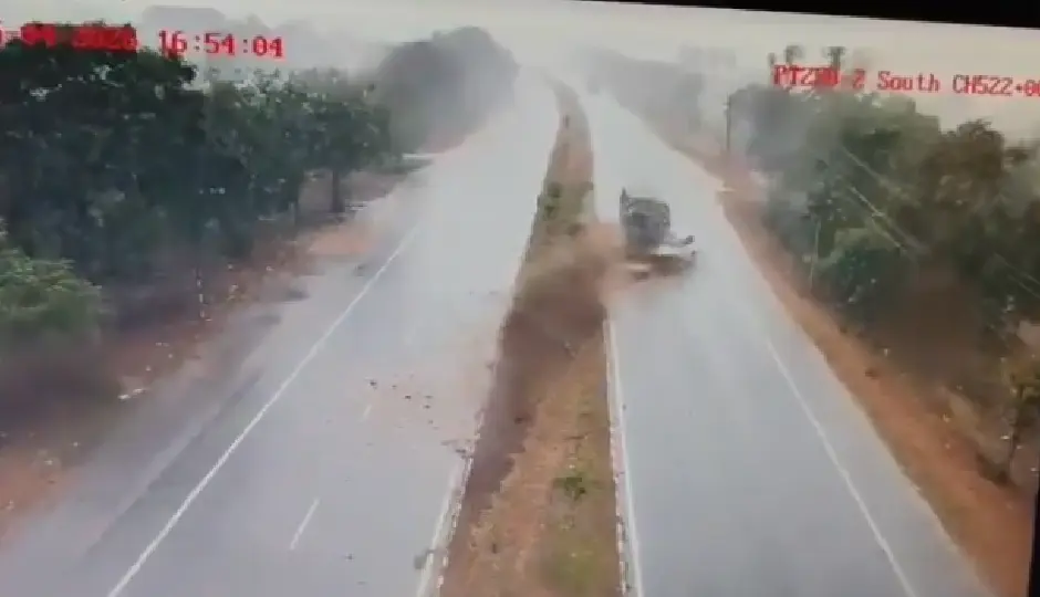 तेज रफ्तार कार पहले डिवाइडर से भिड़ी, फिर ट्रक से टकराकर सड़क से नीचे गिरी, हादसे का वीडियो रोंगटे खड़े कर देगा तेज रफ्तार कार पहले डिवाइडर से भिड़ी, फिर ट्रक से टकराकर सड़क से नीचे गिरी, हादसे का वीडियो रोंगटे खड़े कर देगा