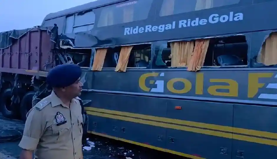मथुरा में यमुना एक्सप्रेसवे पर भीषण सड़क हादसा, ट्रेलर से टकराई डबल डेकर वोल्वो बस; 4 की मौत, कई घायल