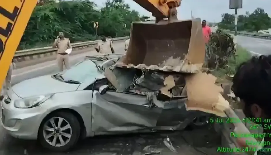 तेलंगाना : नलगोंडा में बस और कार की जोरदार भिड़ंत, महिला और दो बच्चों समेत 4 लोगों की दर्दनाक मौत