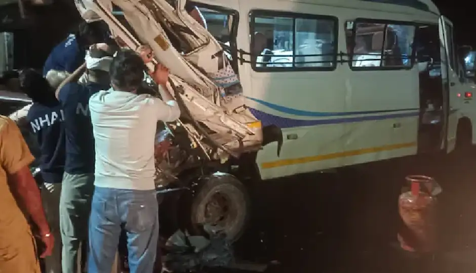 दिल्ली-मुंबई एक्सप्रेसवे पर फिर बड़ा हादसा: गडकरी के निरीक्षण से पहले ट्रोले ने टूरिस्ट बस को मारी टक्कर, एक की मौत, कई घायल