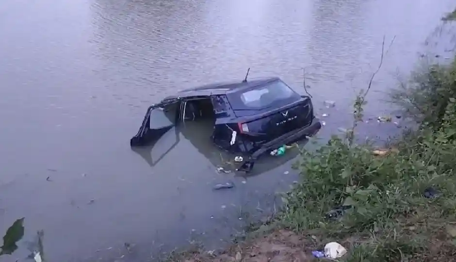 मातम में बदली शादी की खुशियां, तालाब में गिरी बारातियों की कार; 5 की मौत, दो लोगों की बची जान