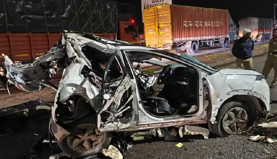पुणे-सातारा हाईवे पर दर्दनाक हादसा, डिवाइडर पार कर ट्रक से भिड़ी कार; 4 की मौत, 2 गंभीर