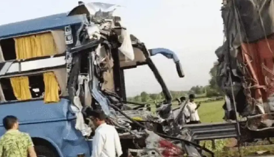 दौसा में दिल्ली-मुंबई एक्सप्रेसवे पर बड़ा हादसा, ट्रक से टकराई स्लीपर बस; चालक की मौत, 21 घायल