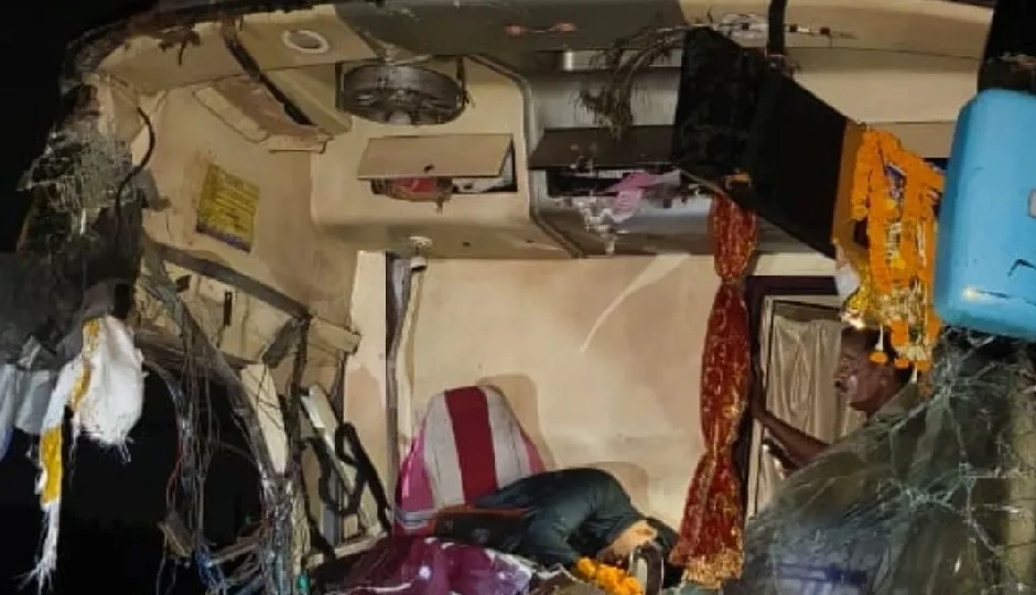 ओडिशा से कोलकाता जा रही बस हादसे का शिकार, ड्राइवर और खलासी की मौके पर मौत, 10 यात्री घायल