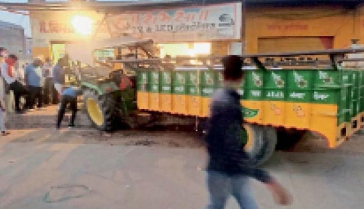 राजस्थान : दुकान में जा घुसा खड़ा ट्रैक्टर, पीछे से अन्य वाहन ने मारी थी टक्कर, ग्राहकों में मचा हडकंप