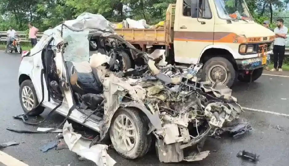 जमशेदपुर में सड़क किनारे खड़े ट्रक से टकराई तेज रफ्तार कार, मंत्री दीपिका पांडे सिंह की बेटी समेत 4 युवाओं की मौत