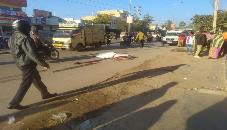 उदयपुर : तेज रफ्तार बस ने ली बुजुर्ग महिला की जान, आक्रोशित लोगों ने की बस में तोड़फोड़