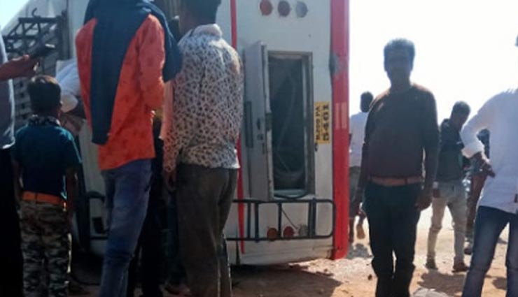 चित्तौड़गढ़ : ट्रक ड्राईवर की गलती पड़ी बस की सवारियों पर भारी, भिड़ंत में 3 की मौत 20 घायल