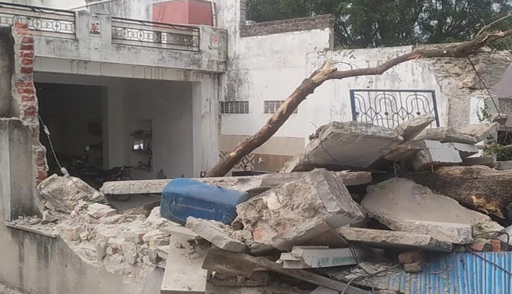 टोंक : तेज रफ्तार डंपर ने उजाड़ा घर, नीम के पेड़ को उखाड़ गिराई दिवार