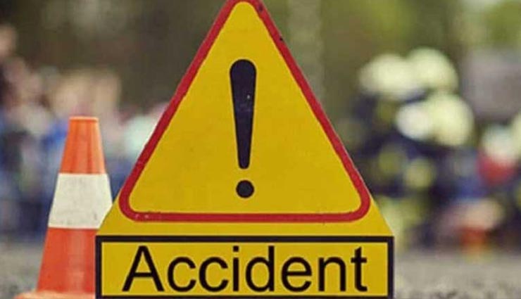 बीकानेर : टायर फटने से पलटी वेन, हादसे में गंभीर रूप से घायल हो गए दो लोग