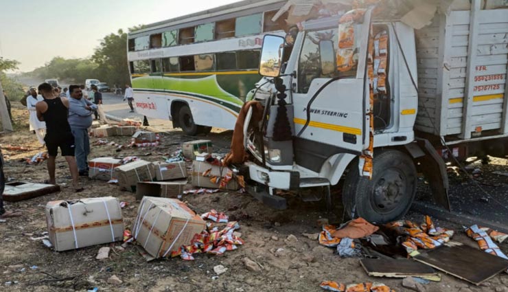 चूरू : बस से भीषण टक्कर में गई ट्रक ड्राईवर की जान, 12 अन्य लोग भी हुए घायल