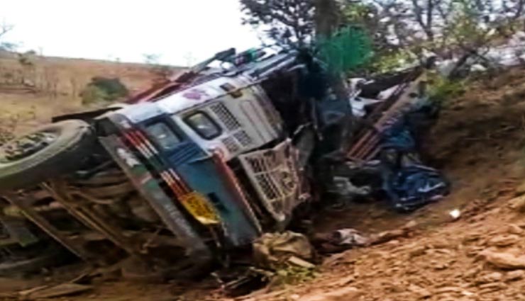 उदयपुर : तेज रफ्तार ने ली दो मजदूरों की जान, अनियंत्रित होकर पलते ट्रक के नीचे दबे थे 5 लोग 