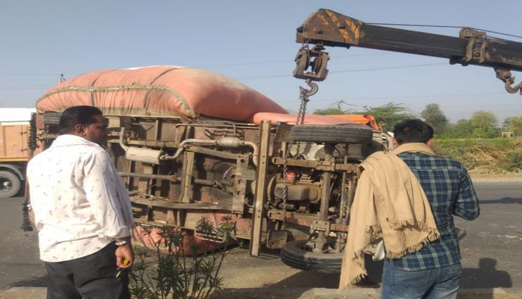 भीलवाड़ा : बस को ओवरटेक करने के चक्कर में पलटी चारे से भरी पिकअप, दो लोग घायल