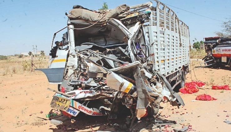 खींवसर : टैंकर व मिनी ट्रक की भीषण भिडंत, आगे के हिस्से बुरी तरह क्षतिग्रस्त, एक की मौत