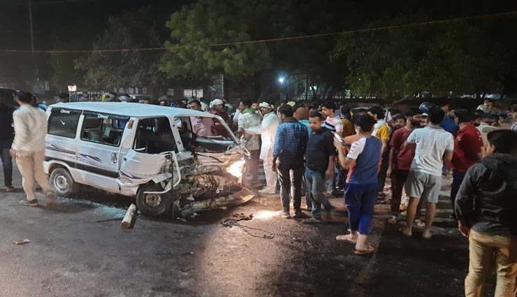 बीकानेर : सामने से आ रही एक पिकअप ने वैन को मारी जबरदस्त टक्कर, दो लोग गंभीर घायल