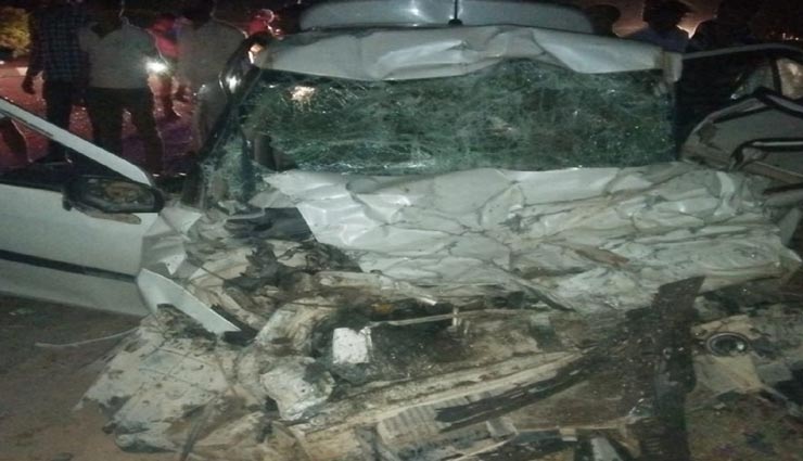 जयपुर : अचानक फटा कार का टायर, डिवाइडर से टकराकर उछली और ट्रॉले से टकराई, तीन की मौत