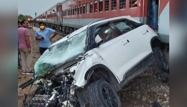 बीकानेर : रेलवे क्रासिंग तोड़ ट्रेन से जा टकराई कार, तीन घायलों में एक गंभीर