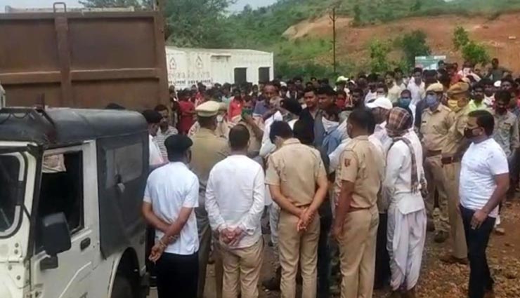 उदयपुर : तेज रफ्तार डंपर ने ली दो युवकों की जान, मौके पर ग्रामीणों ने किया हंगामा