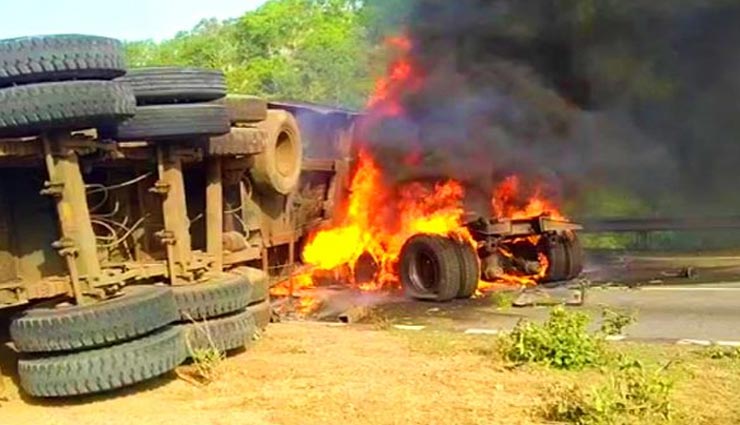 उदयपुर : दो ट्रकों में हुई ऐसी भिड़ंत कि केबिन में फंसकर जिंदा जले ट्रक ड्राइवर और खलासी