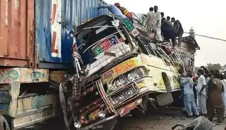 पाकिस्तान : बस और ट्रक की टक्कर में 30 यात्रियों की हुई दर्दनाक मौत, 40 अन्य घायल
