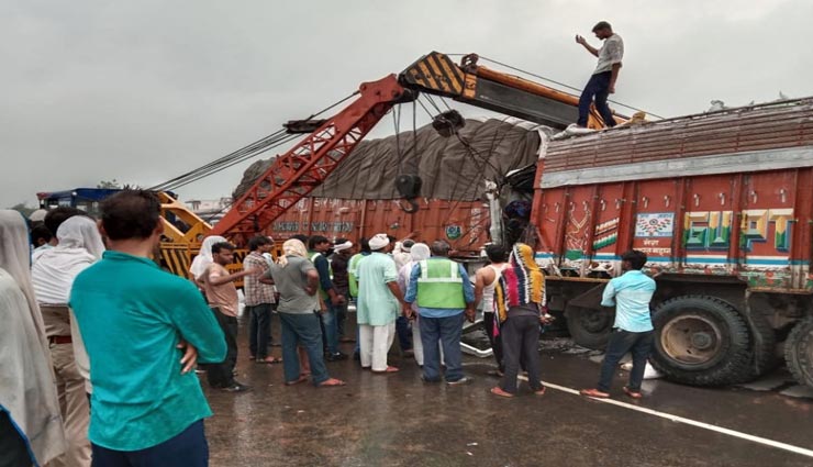 दौसा : हाईवे किनारे खड़े ट्रक को तेज रफ्तार ट्रेलर ने मारी टक्कर, दोनों वाहनों के चालक-खलासियों की मौत