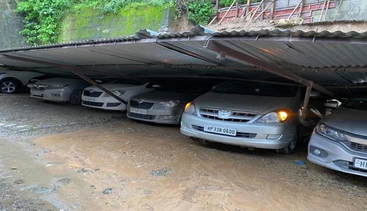 हिमाचल में बारिश ने मचाई तबाही, पार्किंग में खड़ी कारों पर छत गिरने से हुआ भारी नुकसान