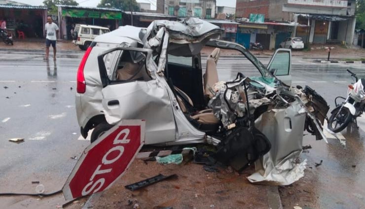 टोंक : उदयपुर घूमने जाना दोस्तों को पड़ा भारी, डिवाइडर से टकरा उड़े कार के परखच्चे, चार की मौत, एक गंभीर