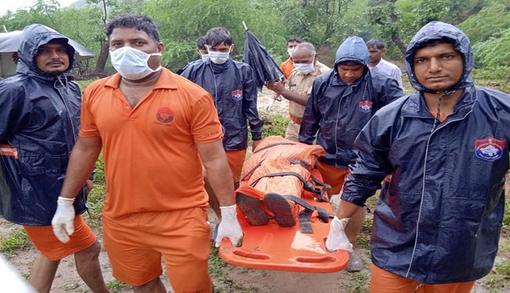 सवाई माधोपुर : बहते पानी में कार उतारना पड़ा भारी, पिता निकला बाहर लेकिन गई दो बच्चों की जान