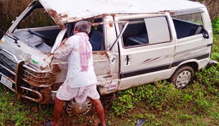 चित्तौड़गढ़ : विकट मोड़ पर असंतुलित होकर पलटी वैन, दो बच्चों सहित 8 लोग घायल