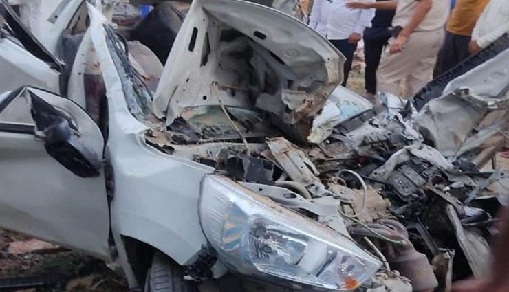 हनुमानगढ़ : ऊंट गाड़ी को ओवरटेक करने के चक्कर में कार पर पलटी रोडवेज बस, गई चार लोगों की जान