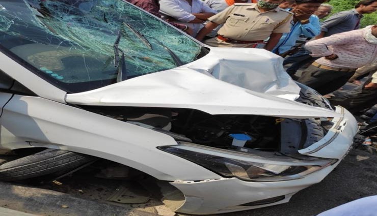 उदयपुर : हाईवे क्रॉस करते समय हुआ हादसा, कार की टक्कर से गई बाइक सवार पति-पत्नी और महिला की जान 