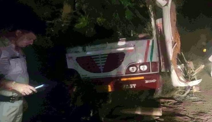 हरियाणा : ट्रैक्टर-ट्रॉली से टकराकर पलट गई निजी बस, चार की मौत, आठ गंभीर घायल 

