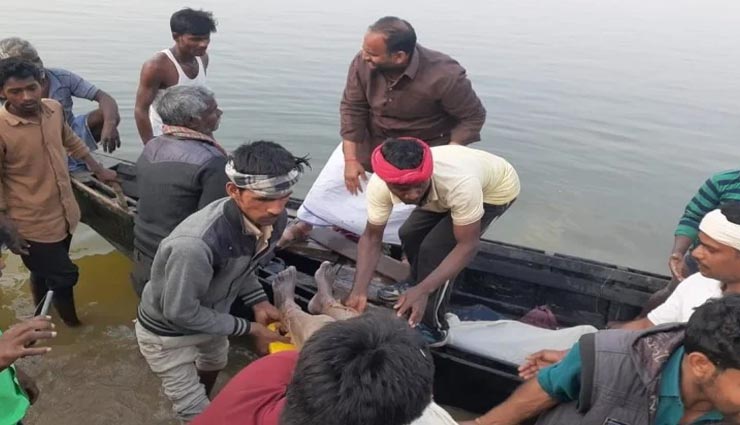 बिहार : गंगा में नाव पलटने से हुआ दर्दनाक हादसा, 14 लापता मजदूरों के डूबने की आशंका, खोजबीन जारी बिहार : गंगा में नाव पलटने से हुआ दर्दनाक हादसा, 14 लापता मजदूरों के डूबने की आशंका, खोजबीन जारी