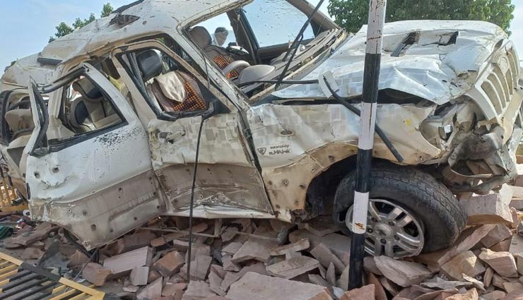 जोधपुर : कार का टायर फटने से हुआ भीषण हादसा, मौके पर ही तोड़ा दो महिलाओं ने दम, तीन घायल