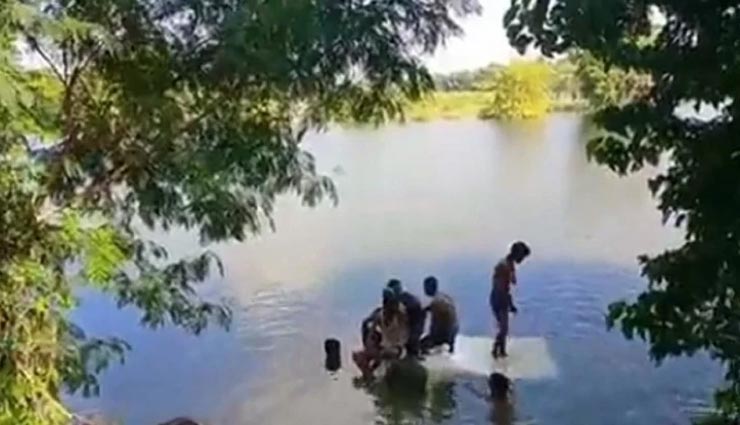 बिहार : टल गया बड़ा हादसा, नदी में पलट गया स्कूली बच्चों से भरा वाहन, 12 बच्चों को किया सुरक्षित 