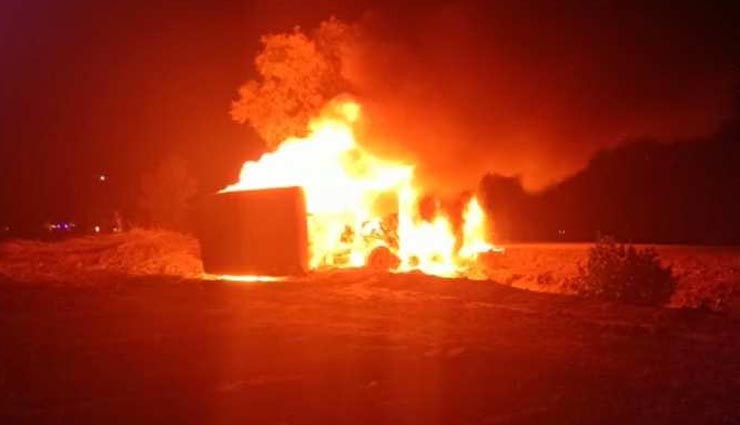 श्रीगंगानगर : ट्रक और बस की भीषण भिड़ंत में लगी आग, तीन लोगों को मिली दर्दनाक मौत