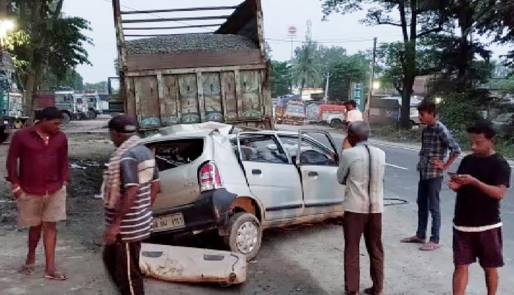 बिहार : ड्राइवर को झपकी आने से खड़े ट्रक से टकराई कार, 3 लोगों की मौत, एक की हालत गंभीर