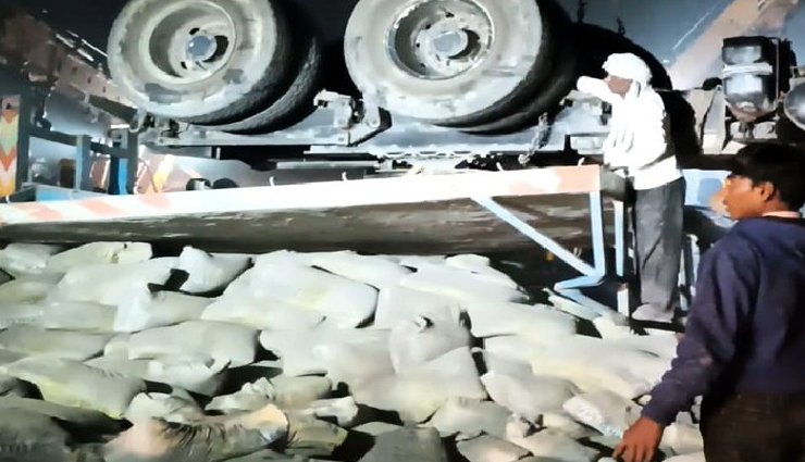 भरतपुर : गड्‌ढे में टायर जाते ही पलटा ट्रेलर, दबने से गई तीन व्यापारी दोस्तों की जान 