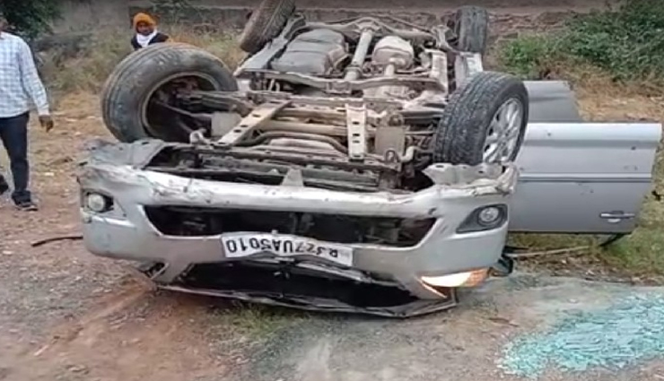 डूंगरपुर : असंतुलित होकर 15 फीट गहरी खाई में जा गिरी तेज रफ्तार कार, दो भाइयों समेत 4 की मौत