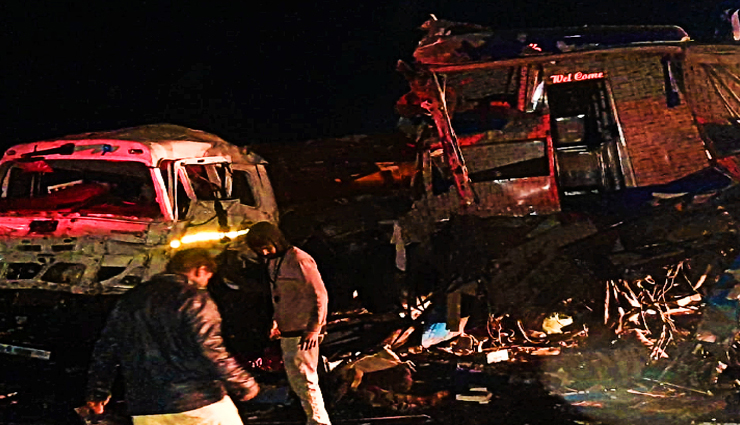 उदयपुर : टूरिस्ट बस से जा भिड़ा बेकाबू ट्रोला, केबिन में बैठे 2 युवकों की हुई मौके पर ही मौत, 20 से ज्यादा लोग घायल