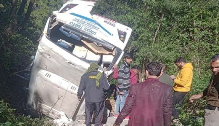 उत्तराखंड : 100 मीटर गहरी खाई में गिरी बरातियों से भरी बस, दो महिलाओं समेत तीन की मौत, 17 घायल