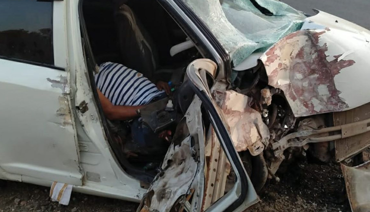 मध्यप्रदेश : नशे ने ली तीन लोगों की जान, अनियंत्रित होकर सेफ्टी वॉल से टकराई कार के उड़े परखच्चे, एक घायल