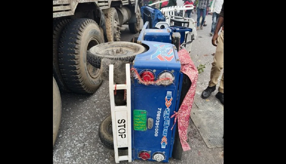 सरयू घाट जा रहे श्रद्धालुओं से भरा ई-रिक्शा ट्रक से टकराकर पलटा, 16 घायल