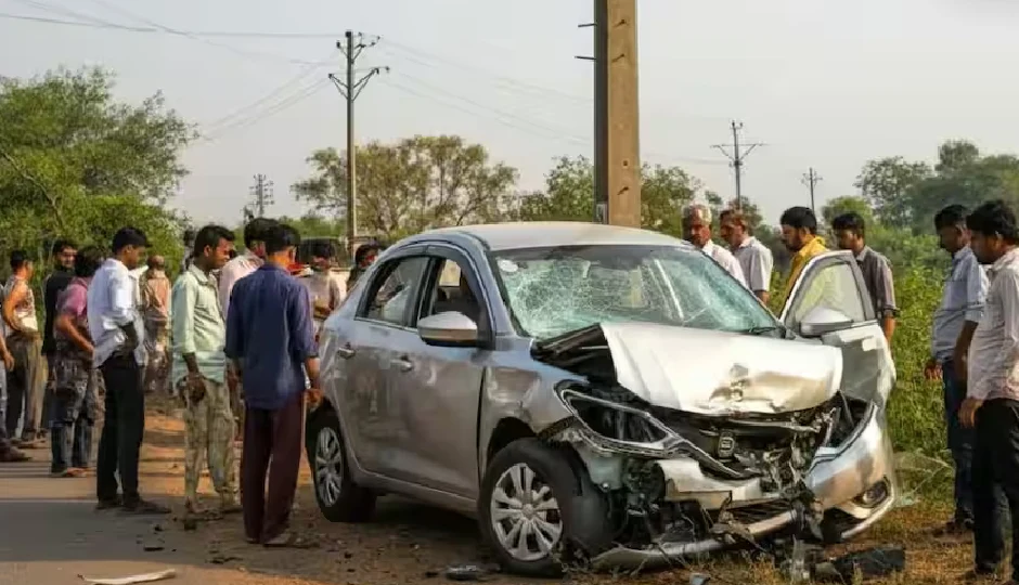 UP: शामली में भीषण सड़क हादसा, तेज रफ्तार कार कैंटर से टकराई, चार युवकों की मौके पर दर्दनाक मौत