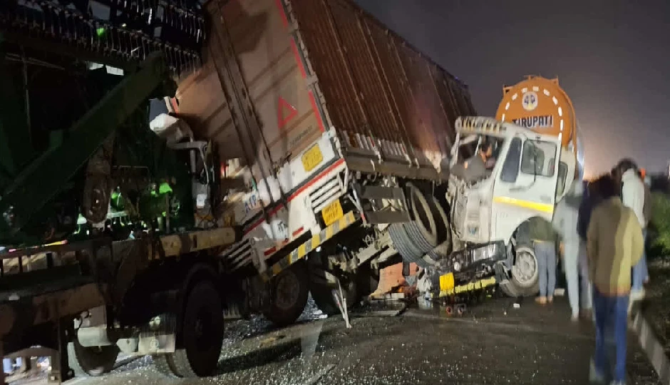 चित्तौड़–भीलवाड़ा हाईवे पर बड़ा हादसा: तीन भारी वाहन आपस में भिड़े, दो चालक घंटों तक केबिन में फंसे, 8 किमी लंबा जाम