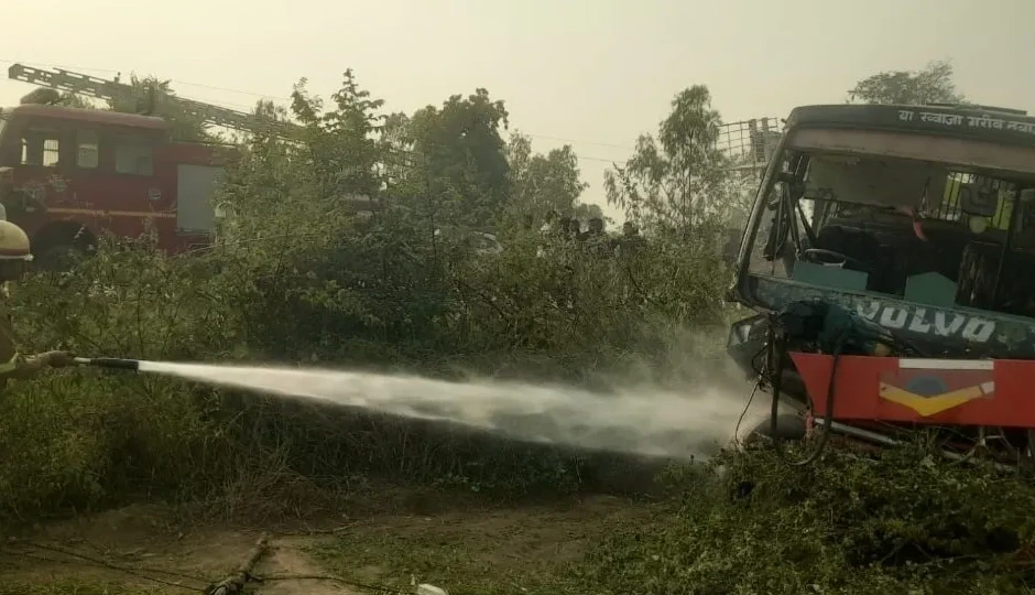 हरदोई में हाईवे पर उल्टी दिशा में जा रही ट्रैक्टर ट्रॉली से टकराई बस, एक की मौत, छह गंभीर घायल