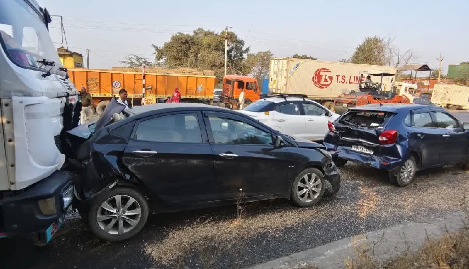 दिल्ली-जयपुर हाइवे पर भीषण हादसा, चार वाहन आपस में भिड़ें, आधा दर्जन घायल