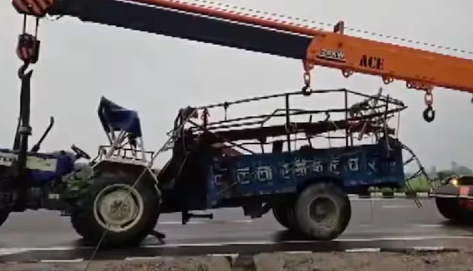 बुलंदशहर में खौफनाक सड़क हादसा, श्रद्धालुओं से भरे ट्रैक्टर को कंटेनर ने मारी टक्कर, 8 की मौत, 45 घायल